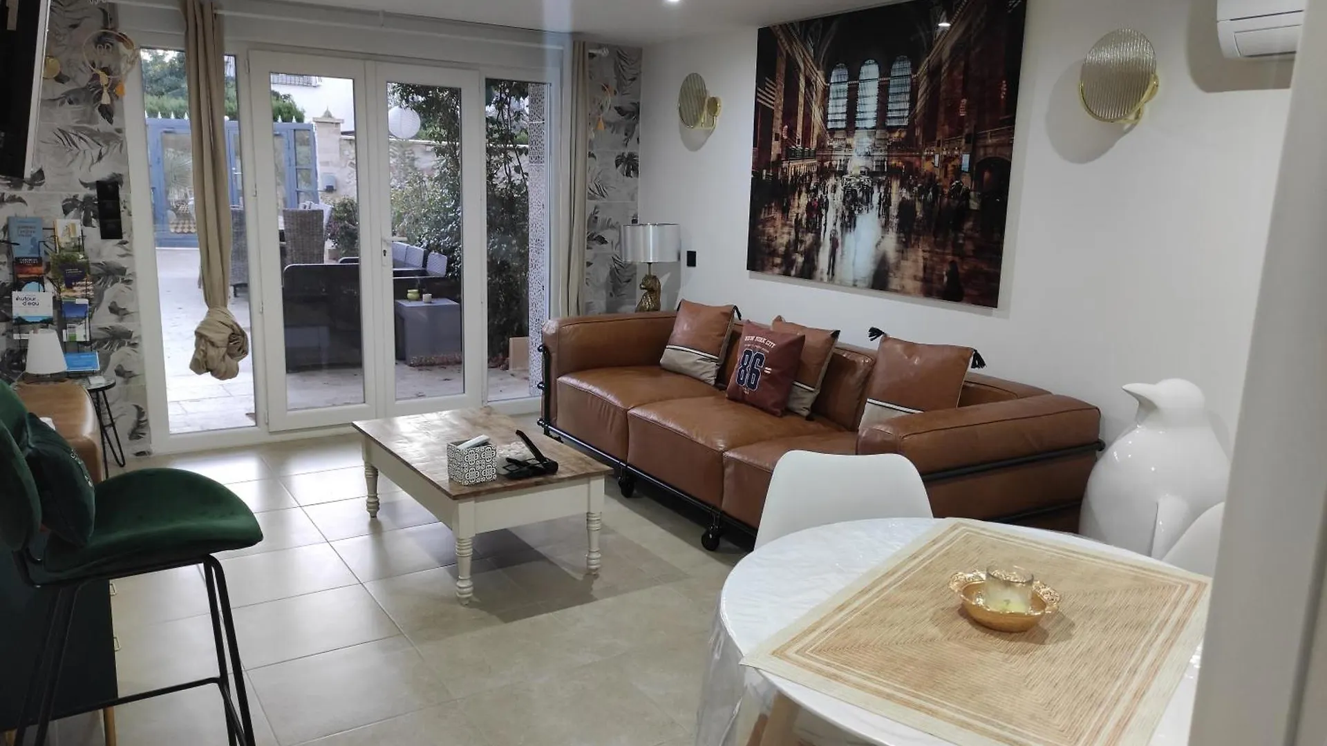 Maison Rez De Chaussee, Espace Jardin Pres Du Centre Ville D\'Arles contacts